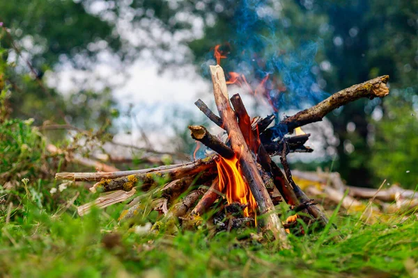 Feuer Oder Lagerfeuer Der Natur Einem Ferienlager Auf Einem Zeltausflug — Stockfoto