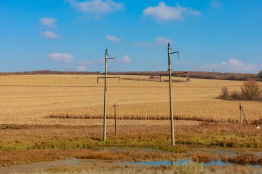 Elektrik kabloları olan bir direk. Metin veya yazıtlar için kopyalama alanı olan arkaplan.