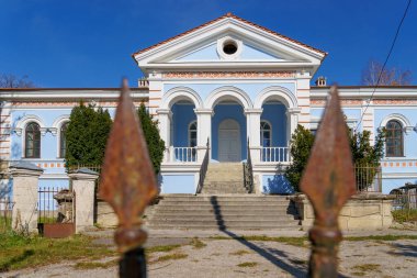 19. yüzyılın klasik Rus mimarisi tipik bas-reef ile. Moldova 'ya hoş geldiniz. Tarihsel ve kültürel miras. Metin veya harf için kopyalama alanı olan arkaplan