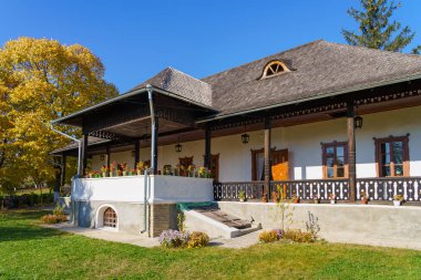 Moldova 'daki otantik eski köy evi. Metin için kopyalama alanı olan doğal sonbahar arkaplanı