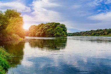 Geniş nehir. Metin veya harfler için kopya alanı olan Doğu Avrupa arka planı. Balık tutmak ve rafting yapmak için ideal. Bir turistin gözlerinden bak.