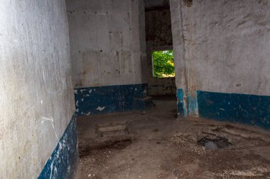 Nehir kenarında terk edilmiş bir pompa istasyonu. Metin için kopyalama alanı olan arkaplan