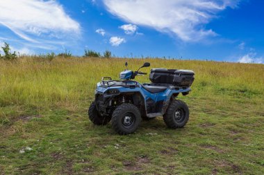 Şehrin dışındaki tarlada ATV ya da dörtlü bisiklet. Metin veya yazı için kopyalama alanı olan arkaplan