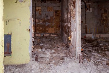 Terk edilmiş nükleer karşıtı bir askeri sığınağın içi. Ürkütücü bir yer, kıyamet sonrası geçmiş.