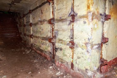 Terk edilmiş nükleer karşıtı bir askeri sığınağın içi. Ürkütücü bir yer, kıyamet sonrası geçmiş.