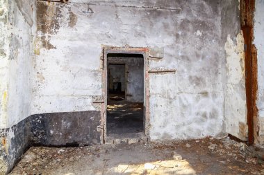 Terk edilmiş nükleer karşıtı bir askeri sığınağın içi. Ürkütücü bir yer, kıyamet sonrası geçmiş.