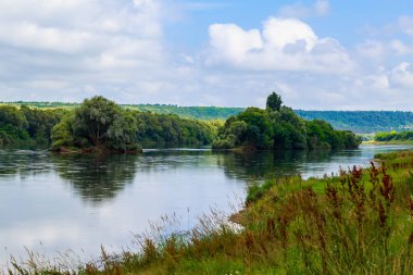 Geniş nehir. Metin veya harfler için kopya alanı olan Doğu Avrupa arka planı. Balık tutmak ve rafting yapmak için ideal. Bir turistin gözlerinden bak.