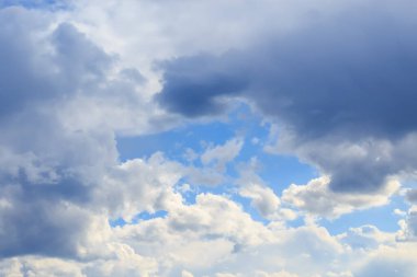 Rüzgarlı havada güzel mavi bulutlu gökyüzü. Tasarım için arkaplan veya boşluk.