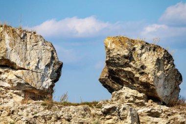 Doğu Avrupa 'nın vahşi kayalık ve dağlık doğası. Metin için kopya alanı olan peyzaj arkaplanı. Seçici odaklanma, uyumlu. Coban ya da Cobani köyü, Moldova 'ya hoş geldiniz..