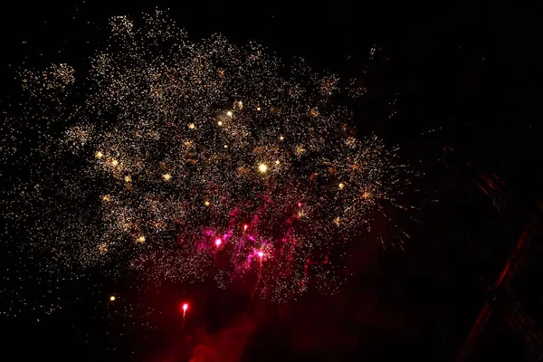 Feuerwerk Funkt Auf Schwarzem Himmelhintergrund Mit Kopierraum Für Text Oder — Stockfoto