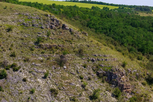 Doğu Avrupa 'nın dağlık doğası. Metin veya yazıtlar için kopyalama alanı olan arkaplan