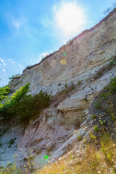 Vahşi doğadaki kireçtaşı dağı. Doğal taşla kaplı güzel bir manzara. Antik Sarmatya Denizi 'nin dibinde.