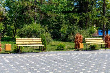 Kentin kamusal alanlarında kent mimarisinin bir unsuru olarak banklar. Metin veya yazıtlar için kopyalama alanı olan arkaplan.