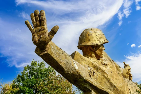 Elemento Antigo Monumento Soldado Saudação Conceito Paz Fundo Com Espaço — Fotografia de Stock