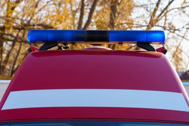 Yanıp sönen ışıkları olan bir araba. Acil kurtarma servisi. Metin için kopyalama alanı olan arkaplan