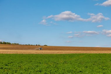 Traktör tarlayı sürüyor, yaşam tarzı. Metin için kopyalama alanı olan arkaplan