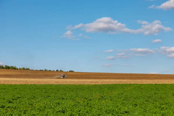 Tractor Ploegt Het Veld Levensstijl Achtergrond Met Kopieerruimte Voor Tekst — Stockfoto