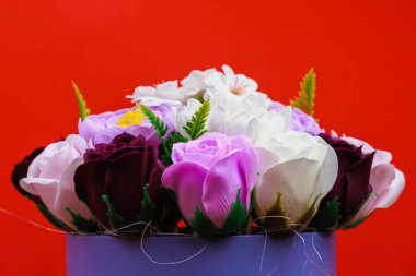 Sabundan yapılan yapay çiçekler. Seçici odaklı hediye buketi. Bir kızın doğum gününü ya da kadınlar bayramını kutlarım. Düğün ve nişan.