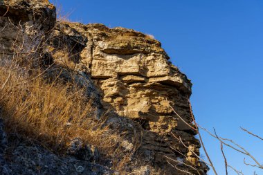 Doğu Avrupa 'nın vahşi kayalık ve dağlık doğası. Metin için kopya alanı olan peyzaj arkaplanı. Seçici odaklanma, tonlama.