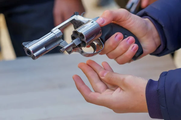 Revolver Tangan Seorang Pemuda Fokus Selektif Mengisi Ulang Senjata Latihan — Stok Foto