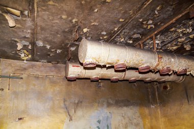 Terk edilmiş nükleer karşıtı gizli bir askeri sığınağın iç unsurları. Ürkütücü bir yer, kıyamet sonrası geçmişi..