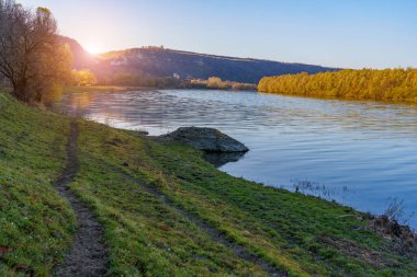 Geniş nehir. Metin veya harfler için kopya alanı olan Doğu Avrupa arka planı. Balık tutmak ve rafting yapmak için ideal. Bir turistin gözlerinden bak.