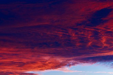 Gün batımından sonra rüzgarlı havada gökyüzünde karanlık, dramatik bir kasırga bulutu yandı. Tasarım alanı veya arkaplanı olan arkaplan.