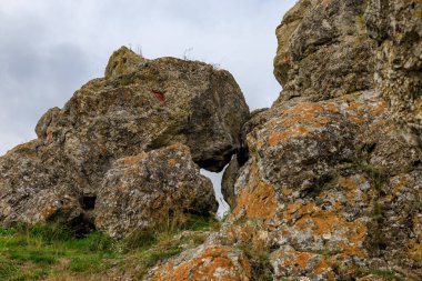 Doğu Avrupa 'nın vahşi kayalık ve dağlık doğası. Metin için kopya alanı olan peyzaj arkaplanı. Seçici odaklanma, uyumlu. Corjeuti köyü, Moldova 'ya hoşgeldiniz..