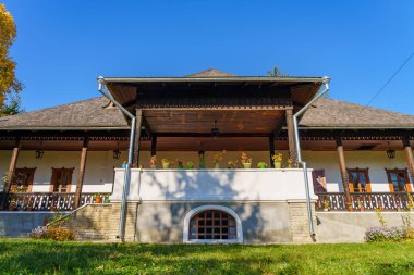 Orijinal eski Ukrayna köy evi. Metin için kopyalama alanı olan doğal sonbahar arkaplanı