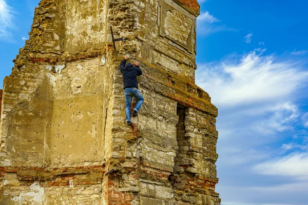 Hombre Joven Adulto Con Ropa Casual Pared Edificio Antiguo Sin — Foto de Stock