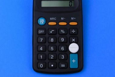 Hesap makinesinde riski olan klasik beyaz ilaç. Eksi düğme. Hastalığın tedavisi için finansal maliyet kavramı. Metin için kopyalama alanı olan arkaplan.