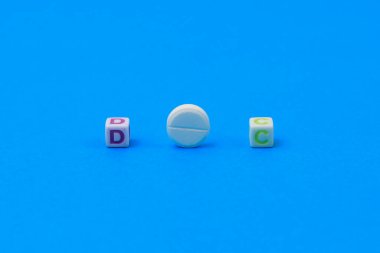 DOC metni küpten yapılmış. O harfi yerine puanı olan beyaz bir ilaç. Klasik geleneksel mavi arkaplan.