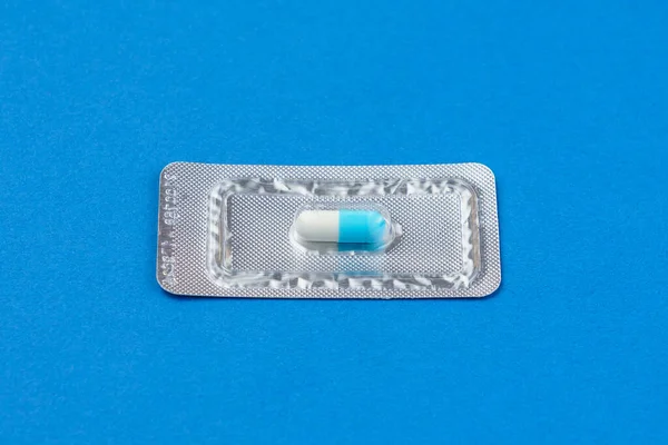 Çok Önemli Pahalı Bir Tablet Hap Paketi Koyu Mavi Arka — Stok fotoğraf