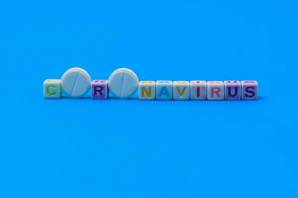 Coronavirus Texto Feito Cubos Uma Pílula Médica Branca Com Uma — Fotografia de Stock