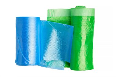 Ev atıkları için plastik torbalar. Beyaz bir arkaplanda mavi ve yeşil renkli çöp torbaları..