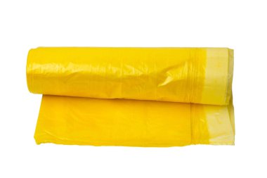 Ev atıkları için plastik torbalar. Beyaz arka planda çöp ve çöp torbaları sarı renkli..