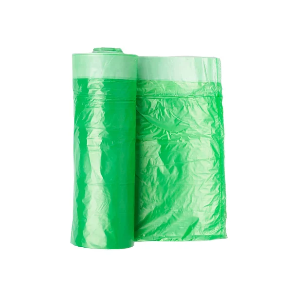 家庭廃棄物のためのビニール袋のロール 白い背景に緑のゴミ袋とゴミ袋が孤立 — ストック写真