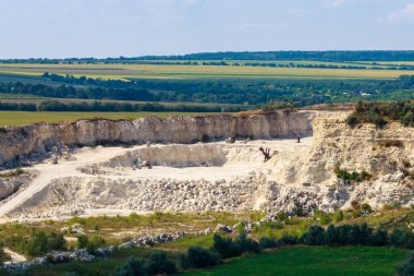 Taşın çıkarılması için devasa bir taş ocağı işletiliyor. Doğal kireç taşı. Metin için kopyalama alanı olan arkaplan