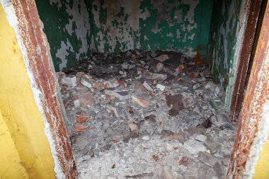 Terk edilmiş nükleer karşıtı gizli bir askeri sığınağın iç unsurları. Ürkütücü bir yer, kıyamet sonrası geçmişi..