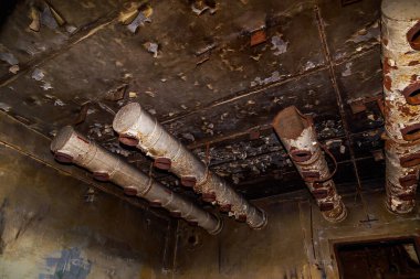 Terk edilmiş nükleer karşıtı gizli bir askeri sığınağın iç unsurları. Ürkütücü bir yer, kıyamet sonrası geçmişi..