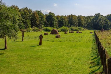 Köy çiftliğinin önünde bakımlı bir bölge. Metin veya yazı için kopyalama alanı olan arkaplan