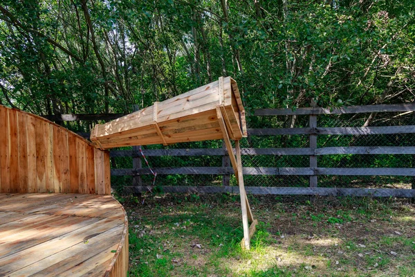 Tahta ses yükseltici. Eski moda, eski usul bir megafon. Metin için kopyalama alanı olan arkaplan