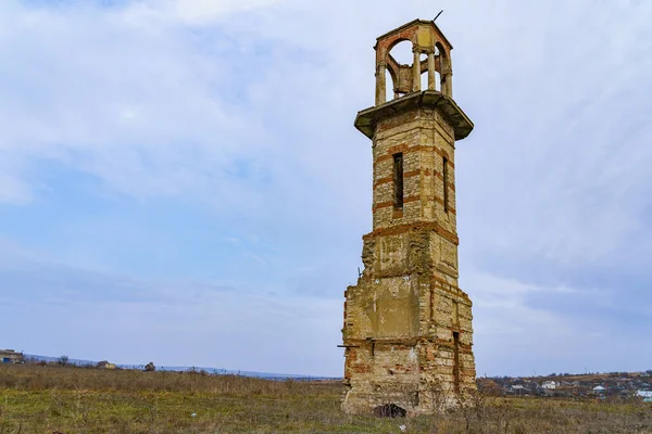 古いヴィンテージの廃墟の塔 歴史遺産の遺跡 テキストのコピースペースを持つ旅行の背景 — ストック写真