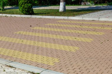Şehirde yaya geçidi var. Metin veya yazıtlar için kopyalama alanı olan arkaplan.