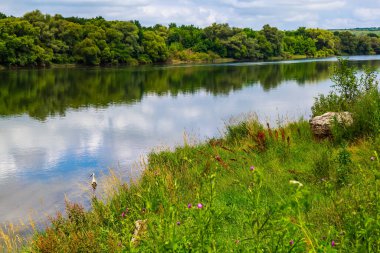 Geniş nehir. Metin veya harfler için kopya alanı olan Doğu Avrupa arka planı. Balık tutmak ve rafting yapmak için ideal. Bir turistin gözlerinden bak.