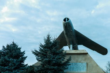 Eski bir savaş uçağı gövdesi var. Metin için kopyalama alanı olan arkaplan