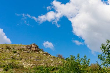 Doğu Avrupa 'nın vahşi kayalık ve dağlık doğası. Metin için kopya alanı olan peyzaj arkaplanı. Seçici odaklanma, uyumlu. Tipovo veya Tipova köyü, Moldova 'ya hoş geldiniz..