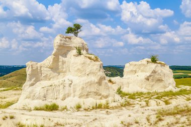 Vahşi doğadaki kireçtaşı dağı. Doğal taşla kaplı güzel bir manzara. Antik Sarmatya Denizi 'nin dibinde.