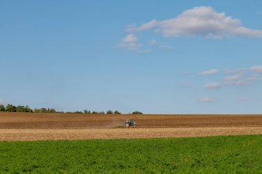 Traktör tarlayı sürüyor, yaşam tarzı. Metin için kopyalama alanı olan arkaplan