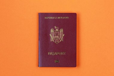 Moldova Cumhuriyeti vatandaşının modern yabancı pasaportu. Metin için kopyalama alanı olan arkaplan.